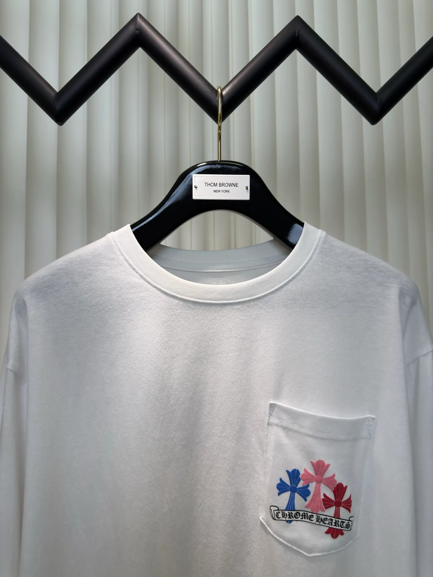 P300 Chrome Heart Miami limited color cross long sleeves. The fabric is made of 26-woven 220g cotton. The printing uses high-temperature ink printing technology, and the color of the printing area is extremely complex. Size S M L